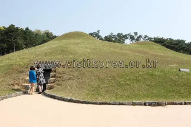 공주무령왕릉과왕릉원 사진