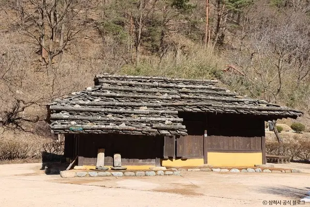 삼척 신리 너와집과 민속유물 사진