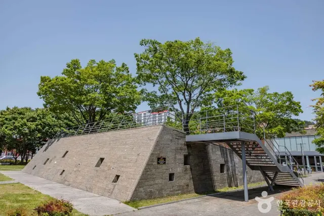 윤이상 기념공원 사진