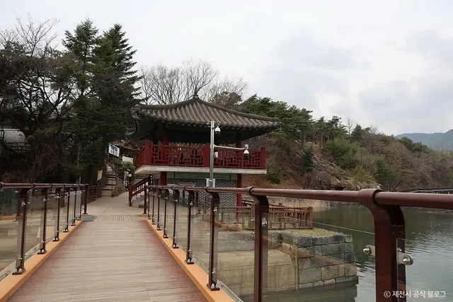 용추폭포 유리전망대 사진