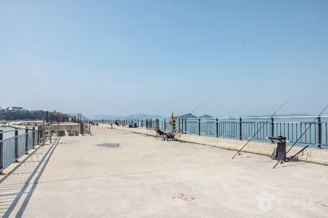 천성항 방파제등대 사진