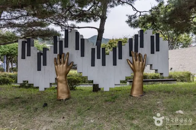 윤이상 기념공원 사진