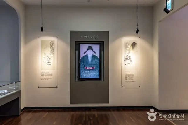남해유배문학관 사진
