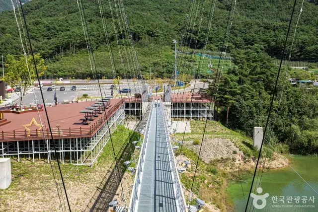 보현산댐 출렁다리 사진